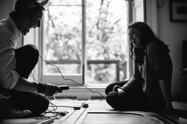 Par som sitter og snakker