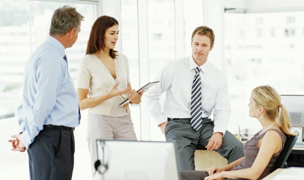 en gruppe voksne jobber sammen