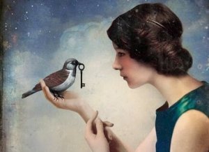 En kvinne holder en fugl med en nøkkel i munnen