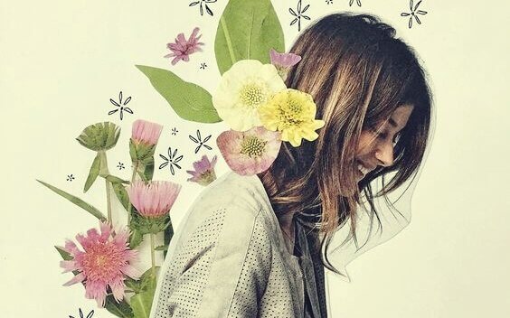 Glad kvinne med blomster