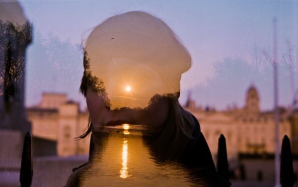 En kvinne som ser ut av vinduet, ut over havet