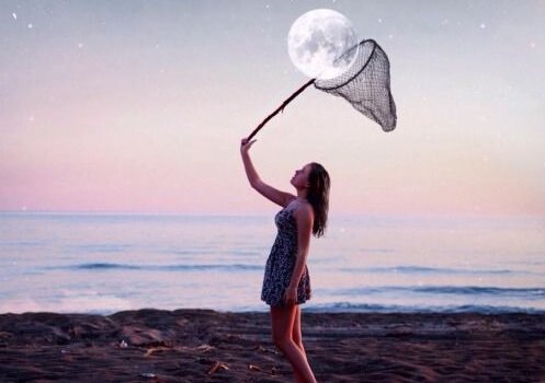 Kvinne som prøver å fange månen