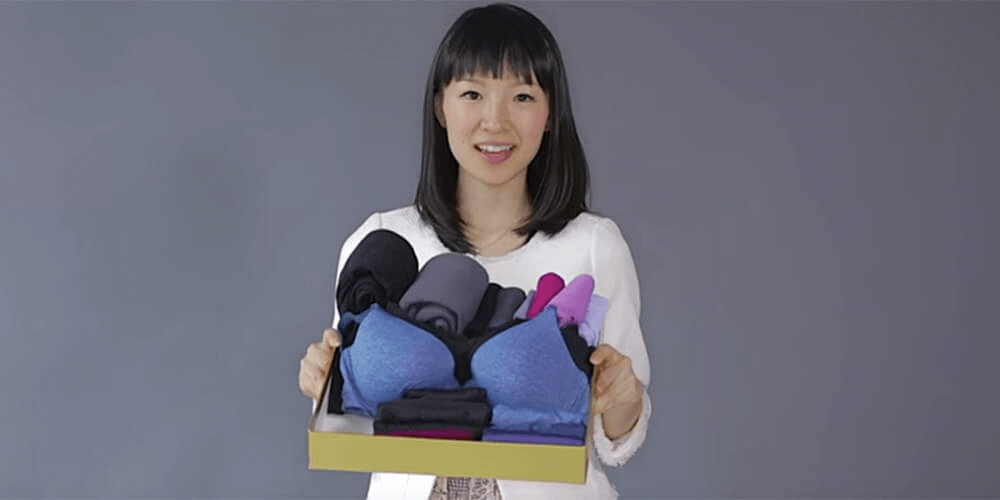 Marie Kondo og organisere klær.