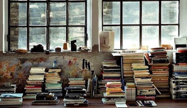 Bokstabler på et bord