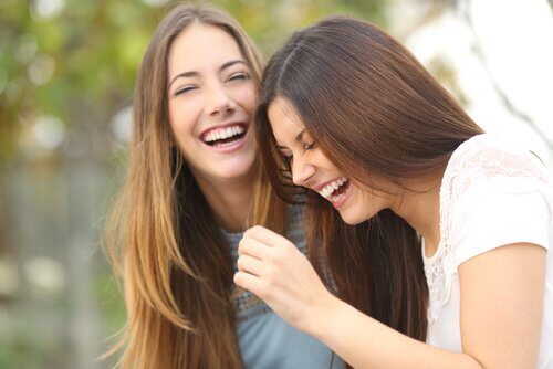 Søstre ler sammen.