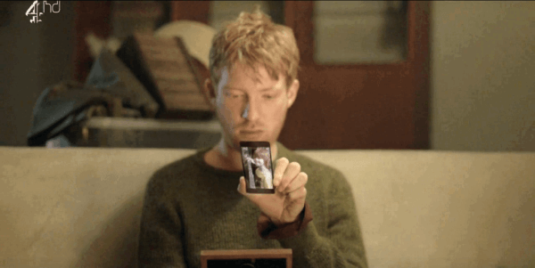 Mann i Black Mirror ser på telefonen sin