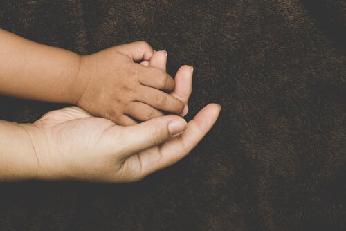 Hvilke faktorer påvirker tilknytning hos adopterte barn?