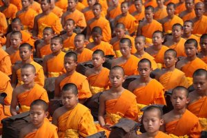 En gruppe med buddhist barn