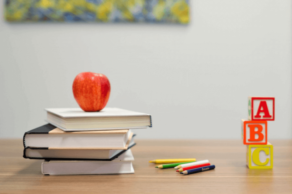 Skolebøker, fargestifter og eple