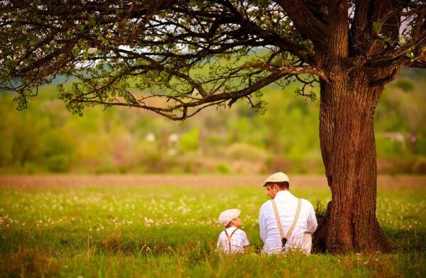 Far og barn under et tre