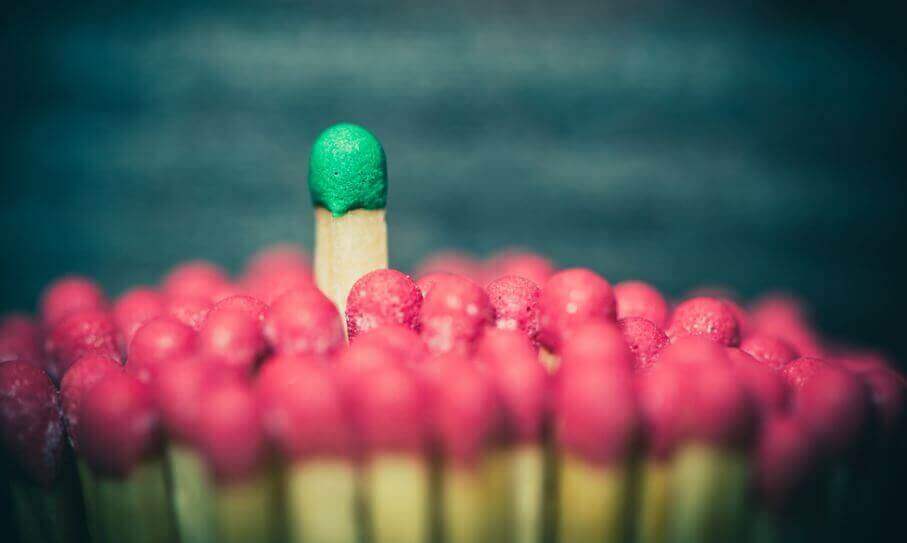 Mange røde fyrstikker og en grønn