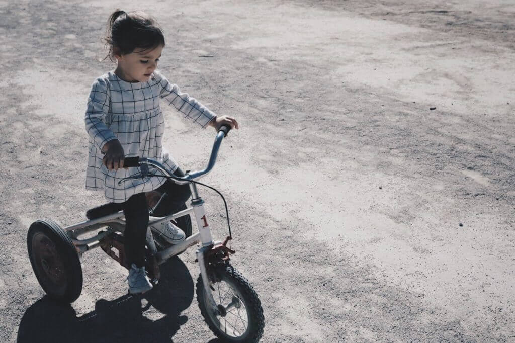 jente på trehjulssykkel, unngå barnefedme