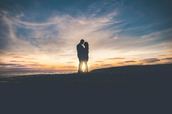 Par ute i solnedgang