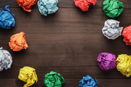 Kreativitet avbildet som fargerike papirballer.