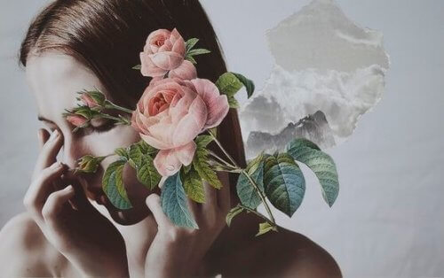 Kvinne med blomster foran ansiktet