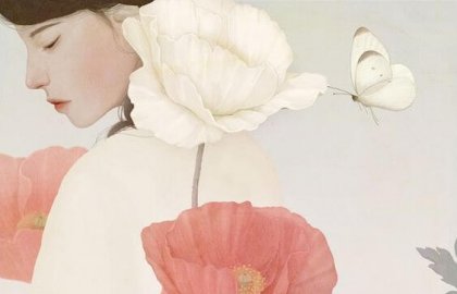 Kvinne med valmuer og en sommerfugl