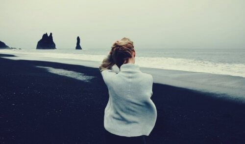 Kvinne ved havet