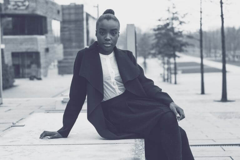 kvinne sitter på fortauet