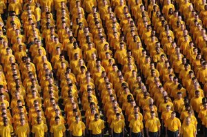 En gruppe menn med gule t-skjorter