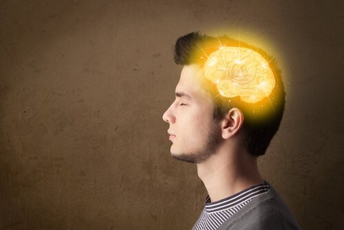 Hjerne som lyser i manns hode