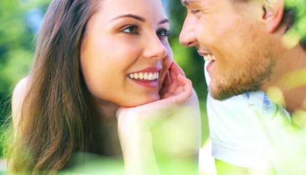 Et par kan bruke øynene til å uttrykke kjærlighet
