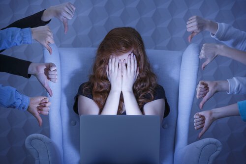 Trist kvinne foran PC får tommel ned