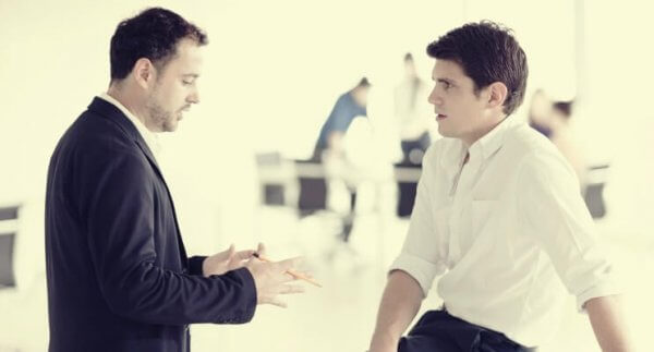 Noen mennesker føler seg mer komfortabel med øyekontakt i en samtale