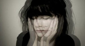 Følelsesmessig likegyldighet: Mangel på emosjonelle uttrykk