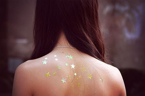 Jente med stjerner på ryggen