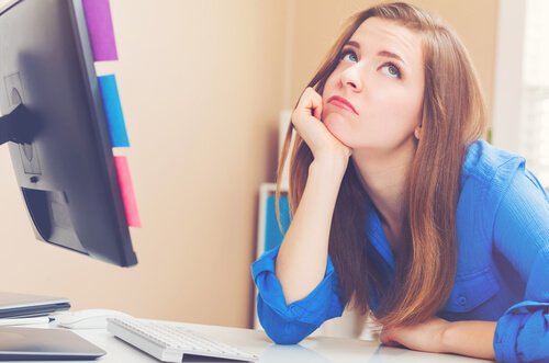 Kvinne kjeder seg på arbeid