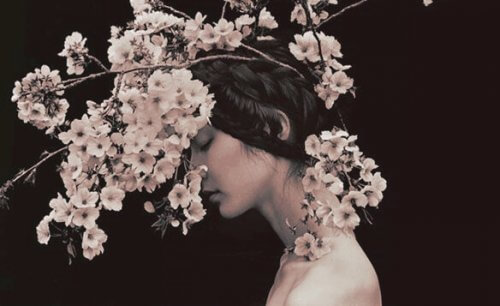 Kvinne med blomster på hodet