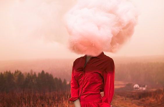 Kvinne med røde klær og sky som hode