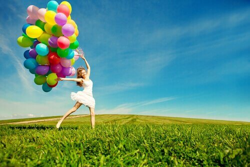 Leken person med ballonger