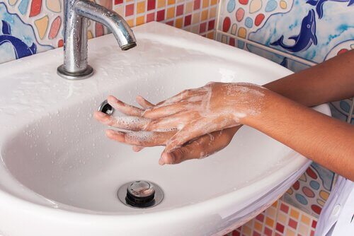 Person vasker hendene