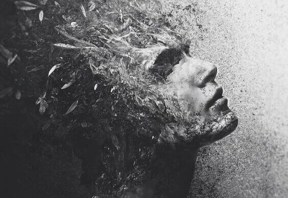 Kvinne dekt av fjær