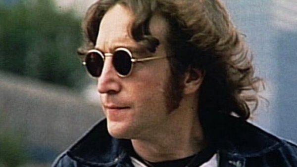 John Lennon med mørke briller.