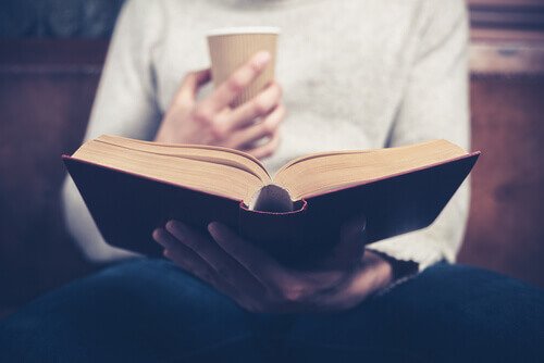 Person leser med kaffe.
