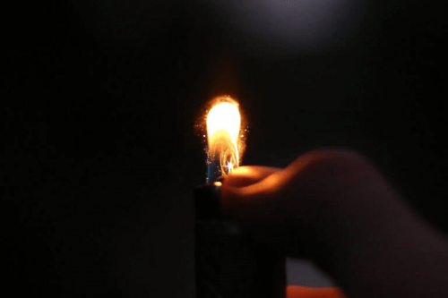 En lighter som kan være brukt til å påføre skade