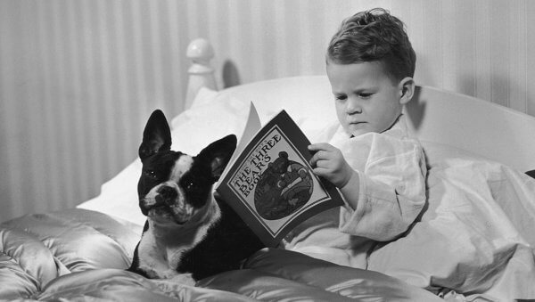 Barn leser før sengetid