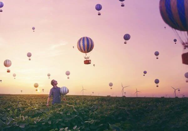 Mann med luftballonger