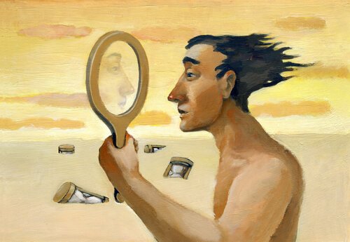 Mann ser seg i et speil i ørkenen