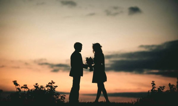 Par ute i solnedgang