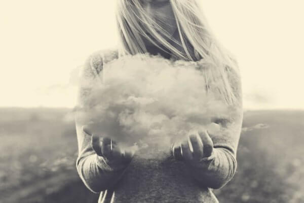 En kvinne som holder en sky