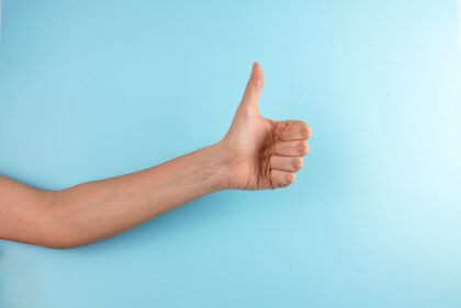 En tommel opp kan bety flere ting