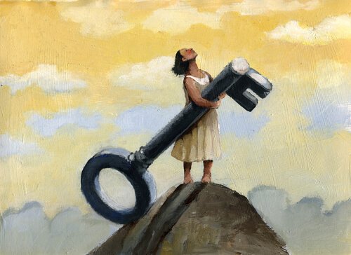 Kvinne som holder en nøkkel på en fjelltopp