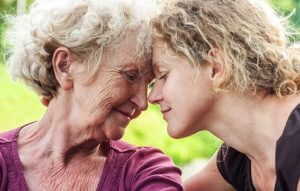 Hvordan kan vi hjelpe en eldre person med tristhet?