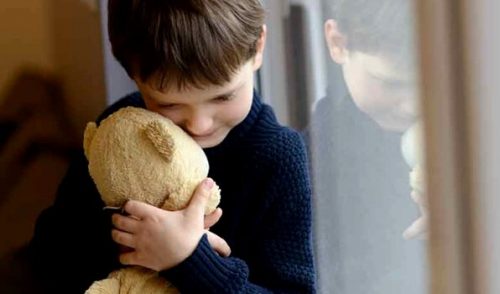 Barn klemmer kosebamse