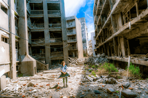 Jente går til skolen i ødelagt by