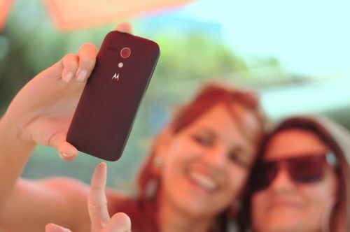Jenter tar bilde med mobiltelefonen