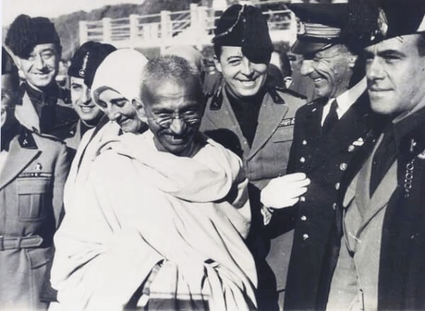 Gandhi med tjenestemenn